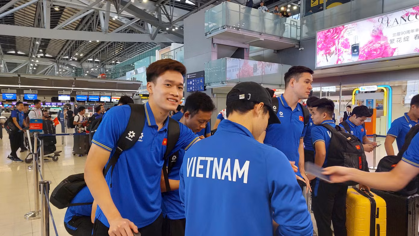 Hoàng Đức và các đồng đội rạng rỡ tại sân bay sau khi giành chức vô địch ASEAN Cup 2024. Đây là lần thứ 3 đội tuyển Việt Nam đăng quang ngôi vô địch Đông Nam Á, sau các chức vô địch năm 2008 và 2018. Hoàng Đức và các đồng đội rạng rỡ tại sân bay sau khi giành chức vô địch ASEAN Cup 2024. Đây là lần thứ 3 đội tuyển Việt Nam đăng quang ngôi vô địch Đông Nam Á, sau các chức vô địch năm 2008 và 2018.