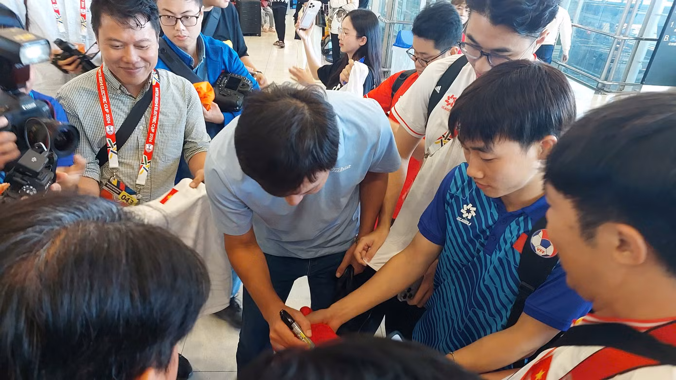Người hâm mộ bao vây HLV Kim Sang-sik. Chỉ 6 tháng bén duyên với bóng đá Việt Nam, nhà cầm quân người Hàn Quốc đã cùng các học trò viết nên trang sử tại đấu trường khu vực. Người hâm mộ bao vây HLV Kim Sang-sik. Chỉ 6 tháng bén duyên với bóng đá Việt Nam, nhà cầm quân người Hàn Quốc đã cùng các học trò viết nên trang sử tại đấu trường khu vực.
