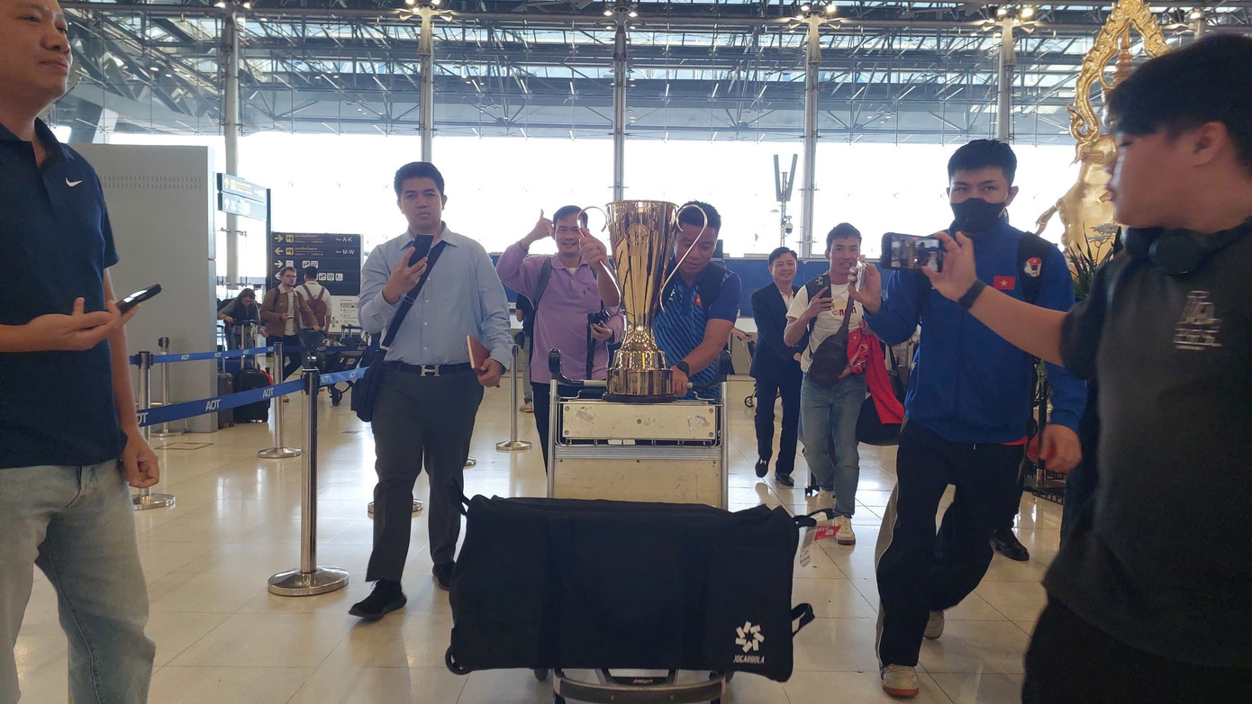 Đội tuyển Việt Nam sẽ diễu hành cùng Cúp vô địch ASEAN Cup 2024, ăn mừng chiến thắng với người hâm mộ ngay sau khi về nước.