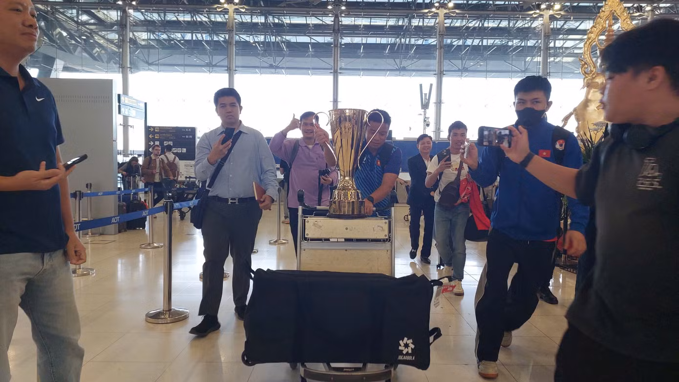Đội tuyển Việt Nam sẽ diễu hành cùng Cúp vô địch ASEAN Cup 2024, ăn mừng chiến thắng với người hâm mộ ngay sau khi về nước. Đội tuyển Việt Nam sẽ diễu hành cùng Cúp vô địch ASEAN Cup 2024, ăn mừng chiến thắng với người hâm mộ ngay sau khi về nước.