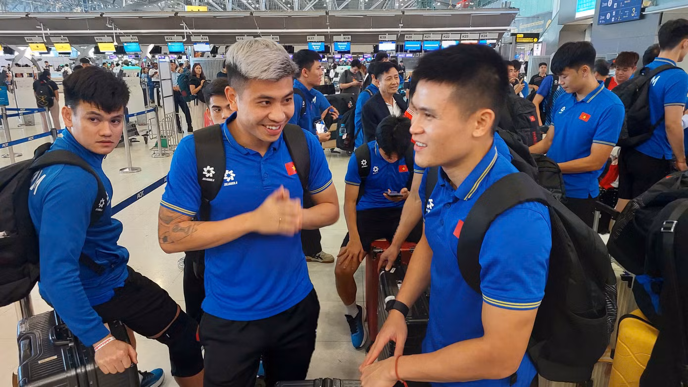 Sau đó, các thành viên đội tuyển Việt Nam sẽ được xe buýt 2 tầng chở diễu hành từ sân bay Nội Bài về trung tâm thành phố Hà Nội. Sau đó, các thành viên đội tuyển Việt Nam sẽ được xe buýt 2 tầng chở diễu hành từ sân bay Nội Bài về trung tâm thành phố Hà Nội.