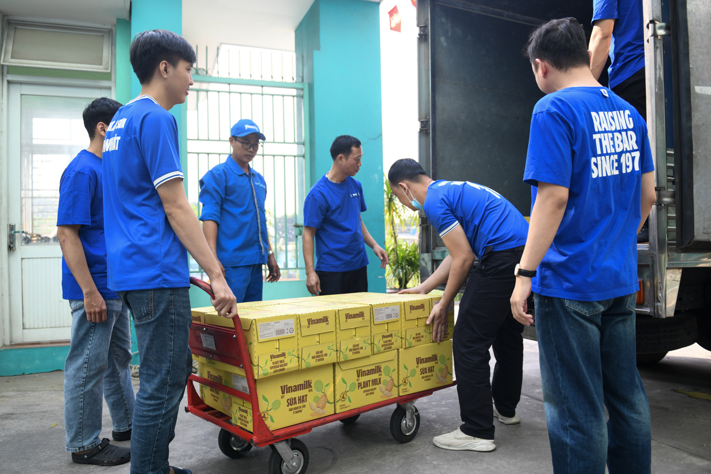 Hàng nghìn phần quà là những hộp sữa thơm ngon đã được trao đến với các em nhỏ tại TP.HCM, Ðiện Biên, Hà Nội, Phú Thọ, Hải Phòng, Thái Bình, Thanh Hóa, Nghệ An, Quảng Bình, Huế, Ðà Nẵng, Bình Ðịnh, Gia Lai, Khánh Hòa, Lâm Ðồng, Bến Tre, Cà Mau trong những ngày cận Tết. Hàng nghìn phần quà là những hộp sữa thơm ngon đã được trao đến với các em nhỏ tại TP.HCM, Ðiện Biên, Hà Nội, Phú Thọ, Hải Phòng, Thái Bình, Thanh Hóa, Nghệ An, Quảng Bình, Huế, Ðà Nẵng, Bình Ðịnh, Gia Lai, Khánh Hòa, Lâm Ðồng, Bến Tre, Cà Mau trong những ngày cận Tết.