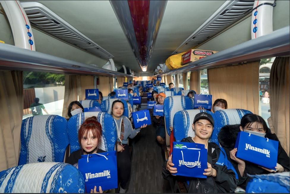Theo đó, Vinamilk hỗ trợ với tổng giá trị tương đương hơn 400 triệu đồng, góp phần trao tặng 1.700 vé xe và 13.500 sản phẩm dinh dưỡng đến những công nhân có hoàn cảnh khó khăn, nhiều năm chưa được về quê đón Tết. Cùng với đó là hàng nghìn voucher “lì xì” đầu năm từ Vinamilk dành tặng cho 500 công nhân ở lại TP.HCM trong dịp này. Theo đó, Vinamilk hỗ trợ với tổng giá trị tương đương hơn 400 triệu đồng, góp phần trao tặng 1.700 vé xe và 13.500 sản phẩm dinh dưỡng đến những công nhân có hoàn cảnh khó khăn, nhiều năm chưa được về quê đón Tết. Cùng với đó là hàng nghìn voucher “lì xì” đầu năm từ Vinamilk dành tặng cho 500 công nhân ở lại TP.HCM trong dịp này.