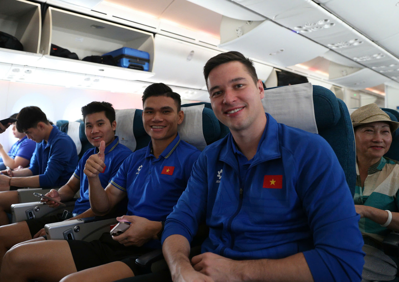 Đội tuyển Việt Nam mang cúp vô địch ASEAN Cup 2024 về tới Hà Nội, Xuân Son được đưa ngay vào bệnh viện ảnh 28