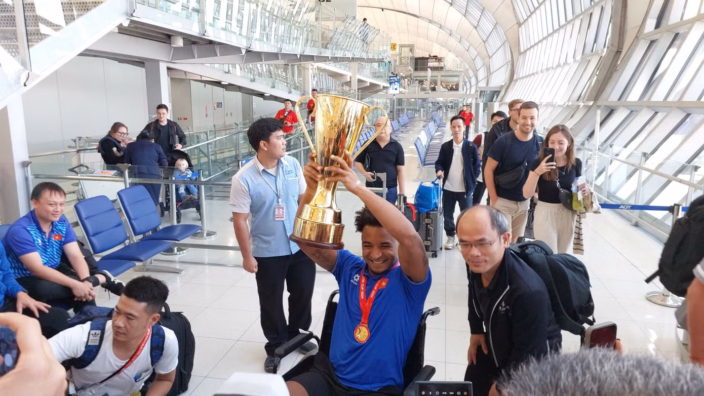 Đội tuyển Việt Nam mang cúp vô địch ASEAN Cup 2024 về tới Hà Nội, Xuân Son được đưa ngay vào bệnh viện ảnh 32 Đội tuyển Việt Nam mang cúp vô địch ASEAN Cup 2024 về tới Hà Nội, Xuân Son được đưa ngay vào bệnh viện ảnh 32