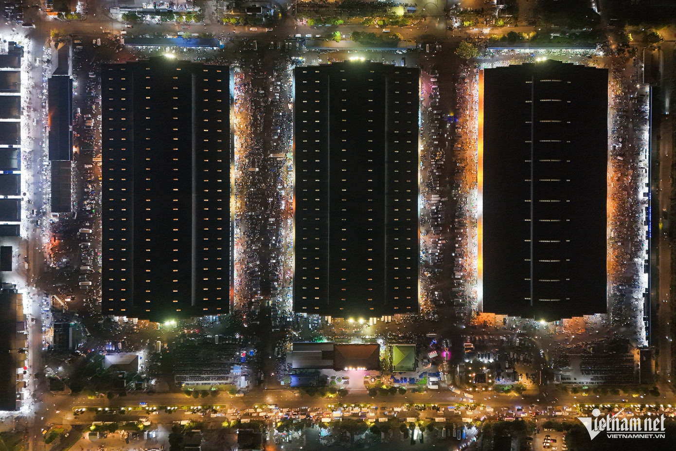 Nằm trên đường Nguyễn Văn Linh (huyện Bình Chánh), chợ đầu mối Bình Điền là chợ lớn nhất TPHCM, bán đủ loại hàng hóa từ rau củ quả đến tôm, cá.