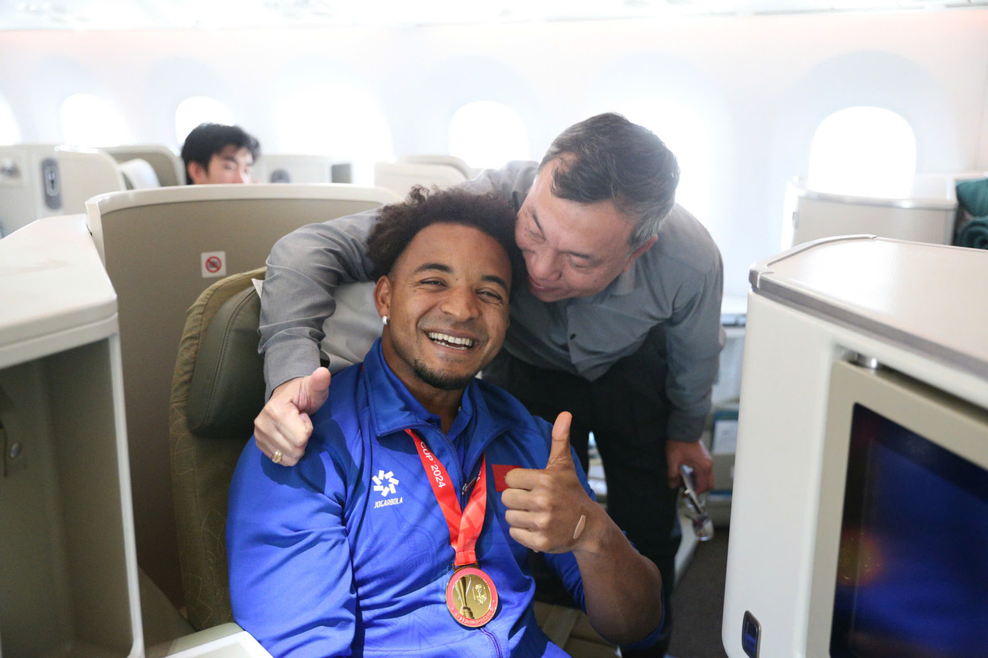 Đội tuyển Việt Nam mang cúp vô địch ASEAN Cup 2024 về tới Hà Nội, Xuân Son được đưa ngay vào bệnh viện ảnh 31