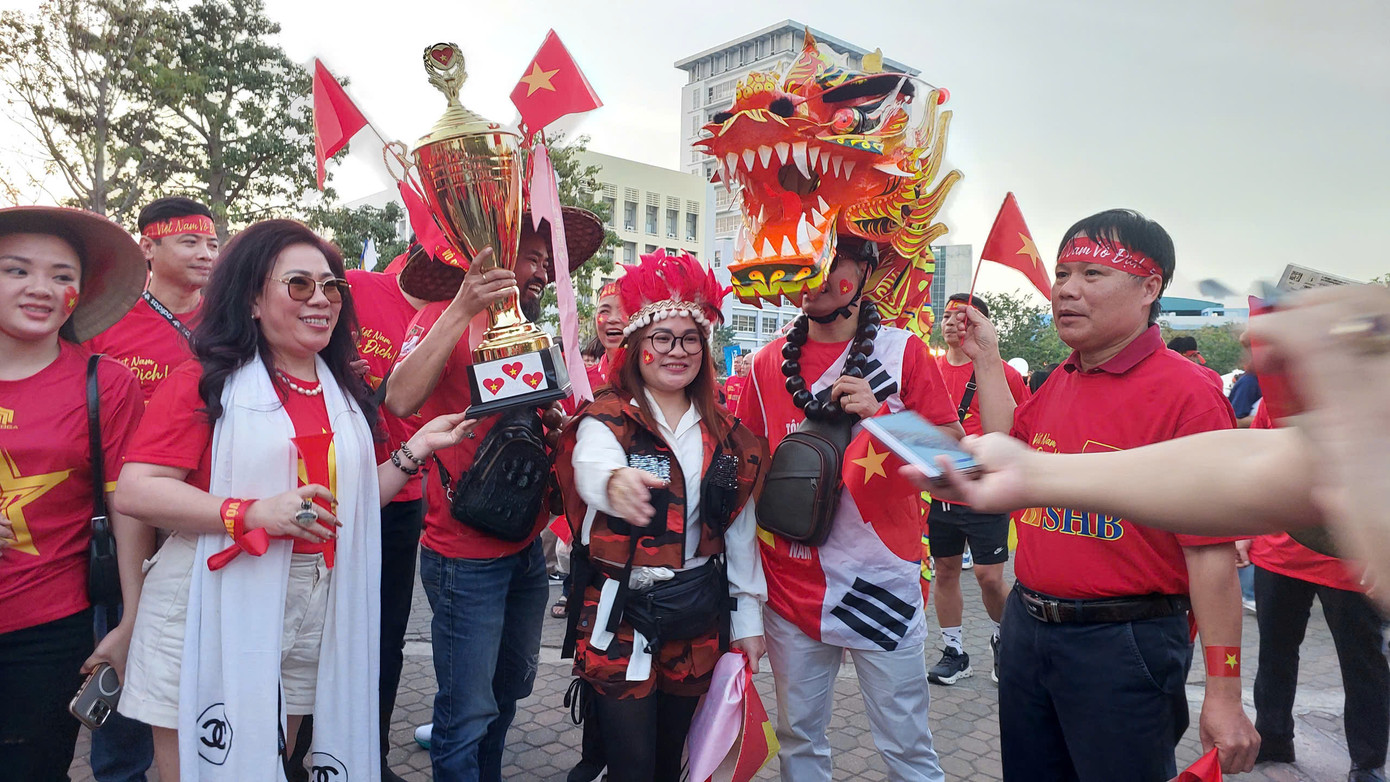Người hâm mộ Việt Nam đã mang đến những hình ảnh vô cùng ấn tượng khi tiến đến sân Rajamangala.