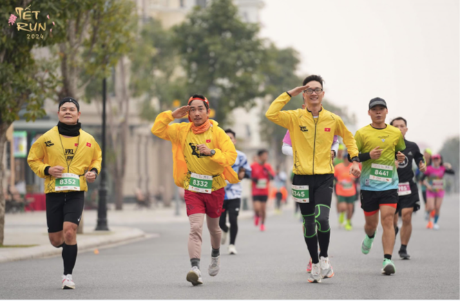 Các vận động viên tràn đầy năng lượng trên đường chạy