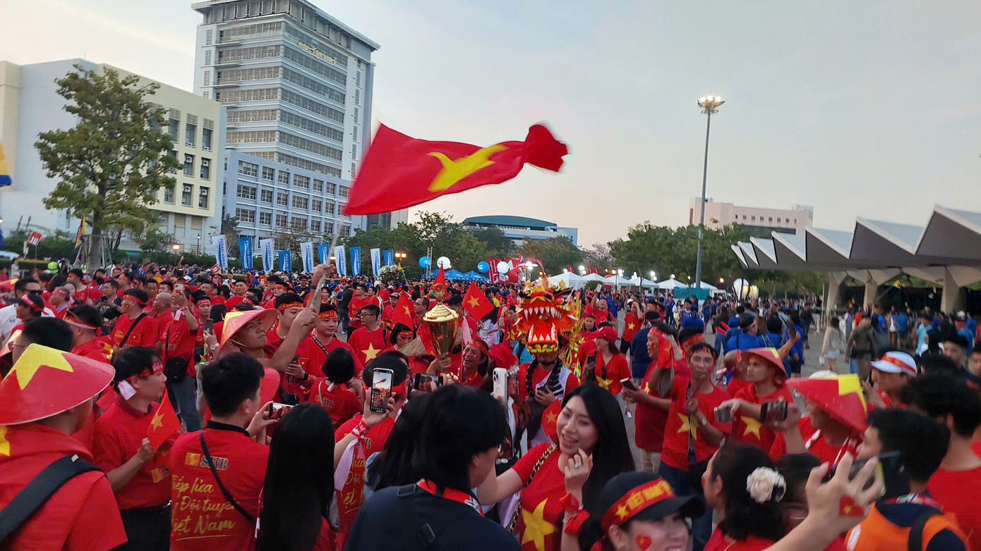 Ban tổ chức bắt đầu mở cửa đón cổ động viên vào sân Rajamangala từ 17h. Nhưng nhiều tiếng trước giờ bóng lăn, hàng nghìn người đã đổ về sân Rajamangala, trong đó có đông đảo người hâm mộ Việt Nam, để sẵn sàng cổ vũ cho trận chung kết lượt về ASEAN Cup 2024.