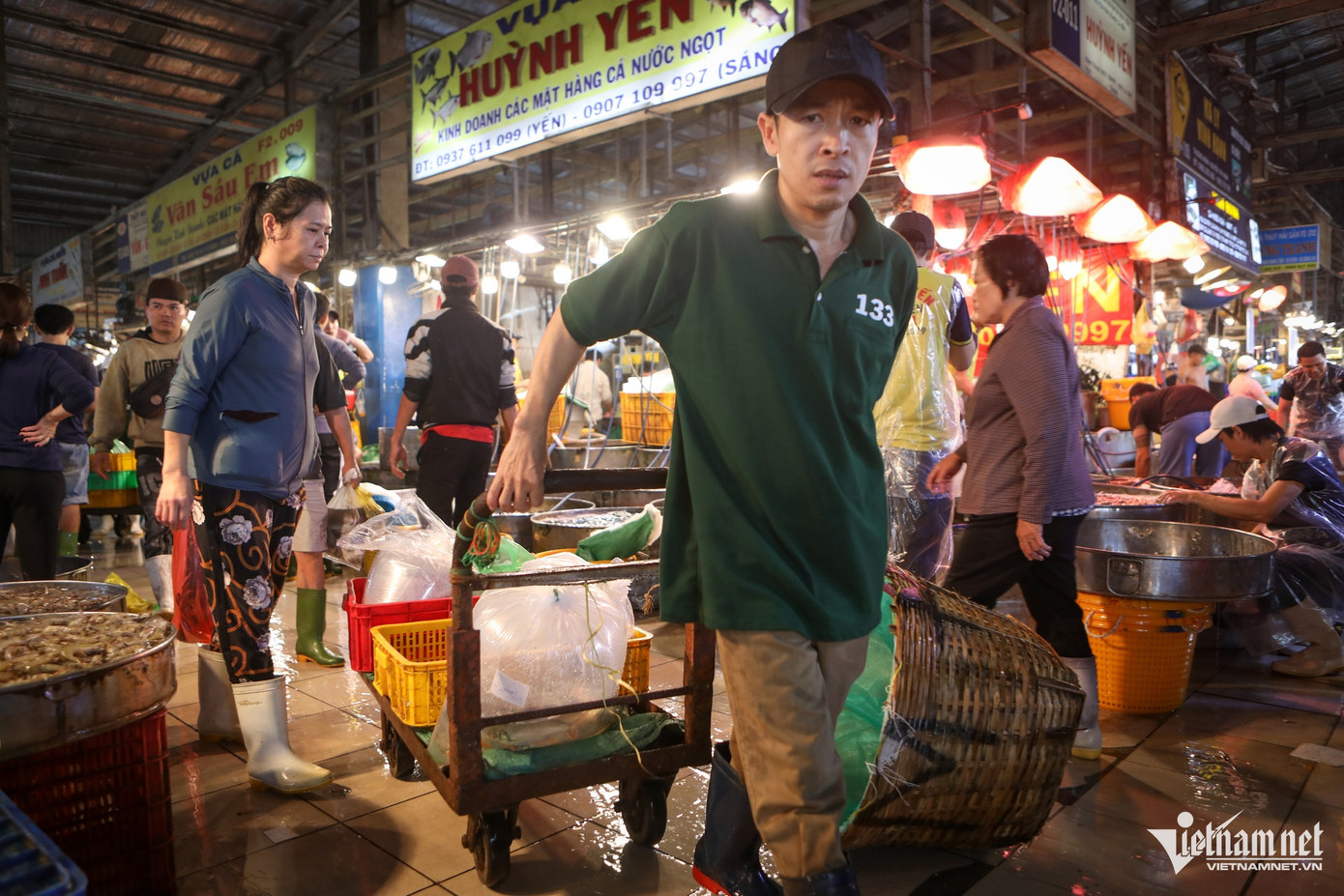 Từ 1-3h, là thời gian khu chợ cá chép giao dịch tấp nập nhất. Hầu hết tiểu thương ở TPHCM đều đổ về đây lấy cá chép đỏ bán lẻ.