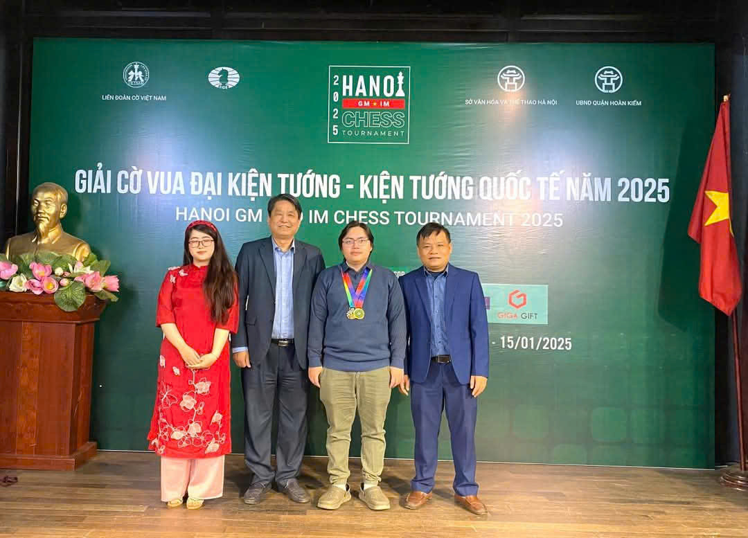 Kỳ thủ Đặng Hoàng Sơn nhận giải thưởng