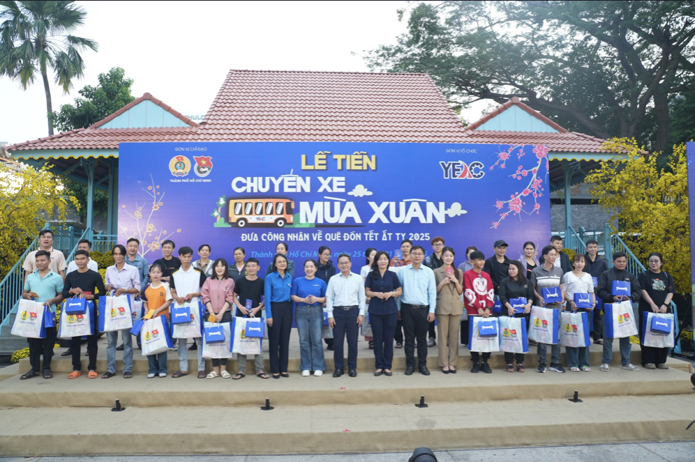 Dịp Tết Ất Tỵ 2025, Vinamilk còn đồng hành với chương trình Chuyến xe mùa xuân - đưa 1.700 công nhân về quê đón Tết Ất Tỵ 2025 do Thành Đoàn và Liên đoàn Lao động TP.HCM tổ chức. Dịp Tết Ất Tỵ 2025, Vinamilk còn đồng hành với chương trình Chuyến xe mùa xuân - đưa 1.700 công nhân về quê đón Tết Ất Tỵ 2025 do Thành Đoàn và Liên đoàn Lao động TP.HCM tổ chức.