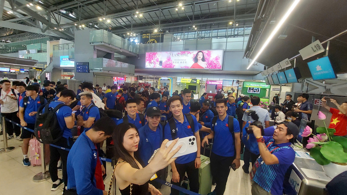 Chuyến bay chở thầy trò HLV Kim Sang Sik dự kiến sẽ đáp xuống sân bay Nội Bài vào 14h20 trong sự chào đón của lãnh đạo Bộ Văn hóa - Thể thao &amp; Du lịch, Cục Hợp tác quốc tế, Cục Thể dục thể thao và Liên đoàn Bóng đá Việt Nam (VFF) ở nhà khách VIP A.