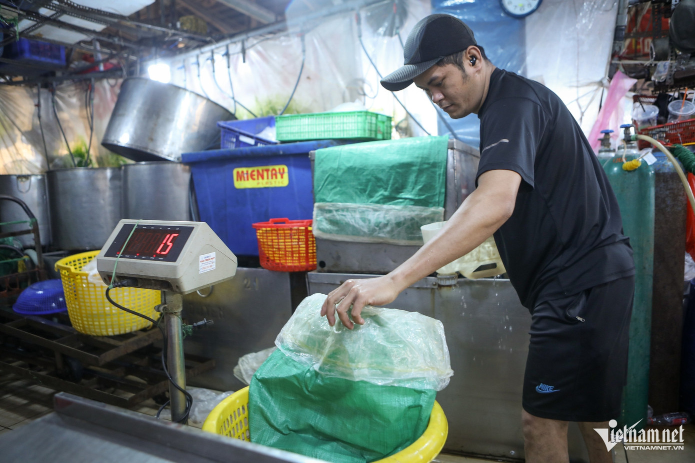 Mỗi kg cá dao động từ 30-35 con. Cá chép đỏ được bán đồng giá, không phân biệt loại to nhỏ. Tuy nhiên, nhiều tiểu thương cố gắng phân loại cá ra để dễ bán lẻ. Riêng những cá chép đỏ loại to thì không bán nhiều như cá nhỏ, được bán với giá sỉ khoảng 100.000 đồng/kg.