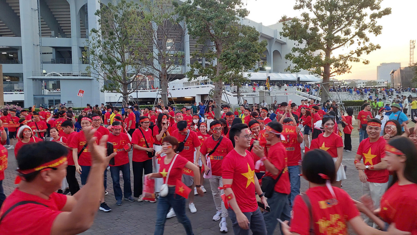 Bầu không khí náo nhiệt và đầy sắc màu Việt Nam trước giờ bóng lăn.