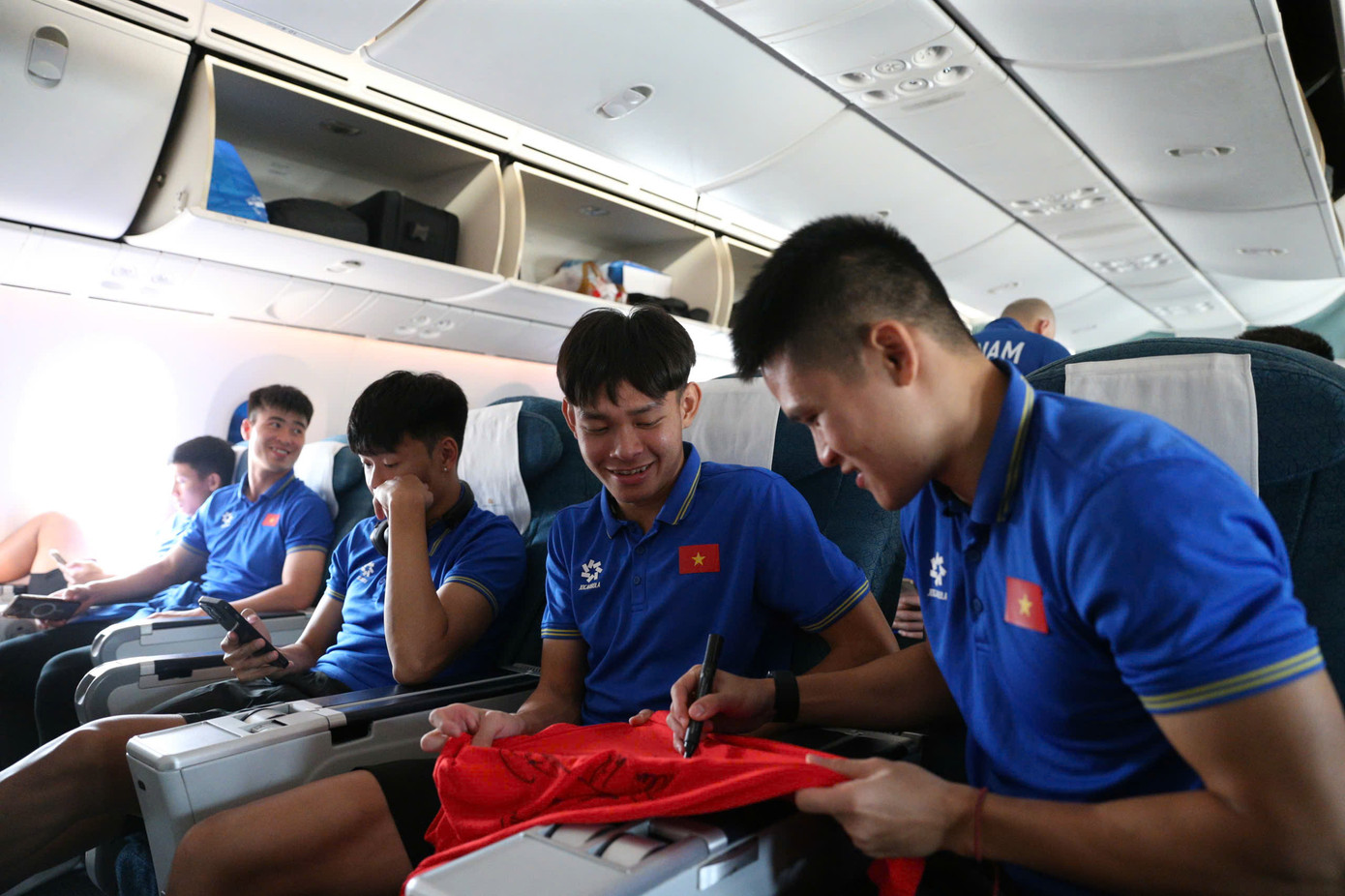 Đội tuyển Việt Nam mang cúp vô địch ASEAN Cup 2024 về tới Hà Nội, Xuân Son được đưa ngay vào bệnh viện ảnh 29