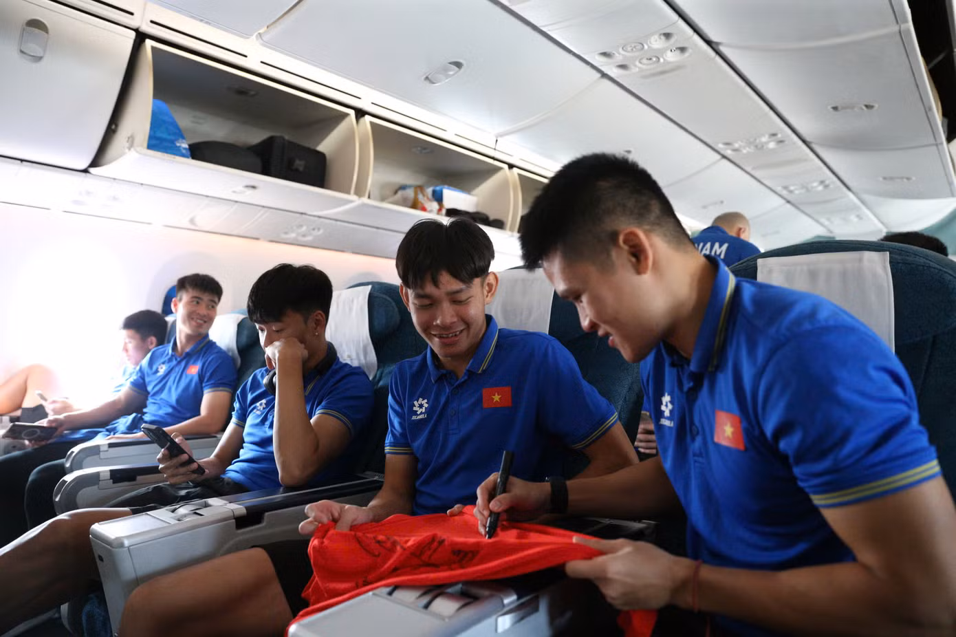 Đội tuyển Việt Nam mang cúp vô địch ASEAN Cup 2024 về tới Hà Nội, Xuân Son được đưa ngay vào bệnh viện ảnh 29 Đội tuyển Việt Nam mang cúp vô địch ASEAN Cup 2024 về tới Hà Nội, Xuân Son được đưa ngay vào bệnh viện ảnh 29