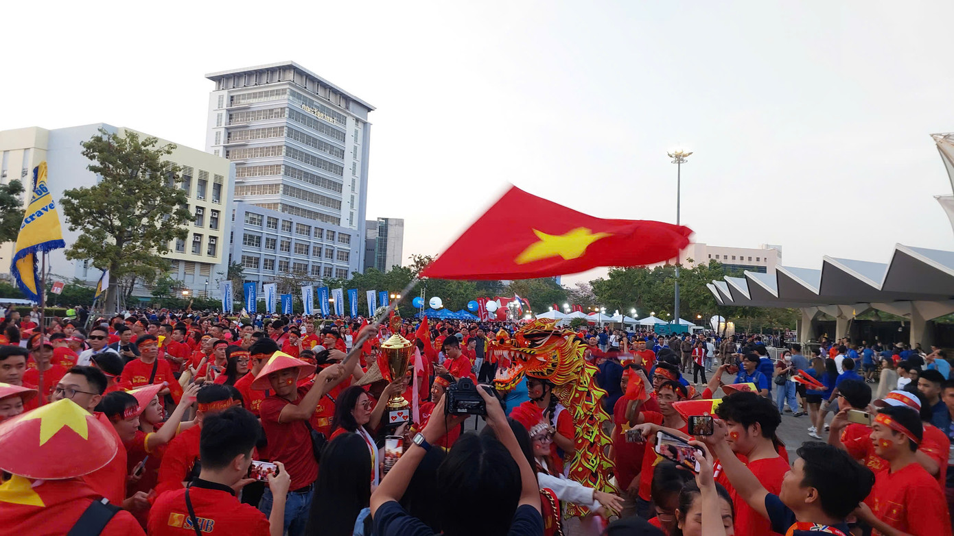 Cổ động viên Việt Nam đã không quản đường xa vượt hàng ngàn km, đem theo băng rôn, kèn, trống, nón lá và quốc kỳ Việt Nam để tiếp lửa cho đội nhà.