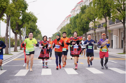 Trang phục đặc trưng của nhiều dân tộc làm đường chạy Tết Run thêm rạng rỡ và sống động trong những ngày đầu xuân