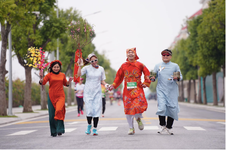 Một team không chỉ mê chạy mà còn mê check-in tại Tết Run