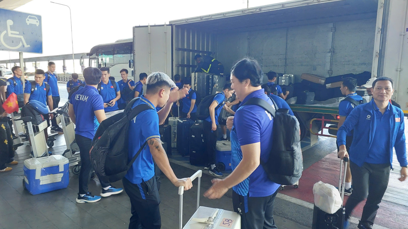 Đội tuyển Việt Nam mang cúp vô địch ASEAN Cup 2024 về tới Hà Nội, Xuân Son được đưa ngay vào bệnh viện ảnh 13