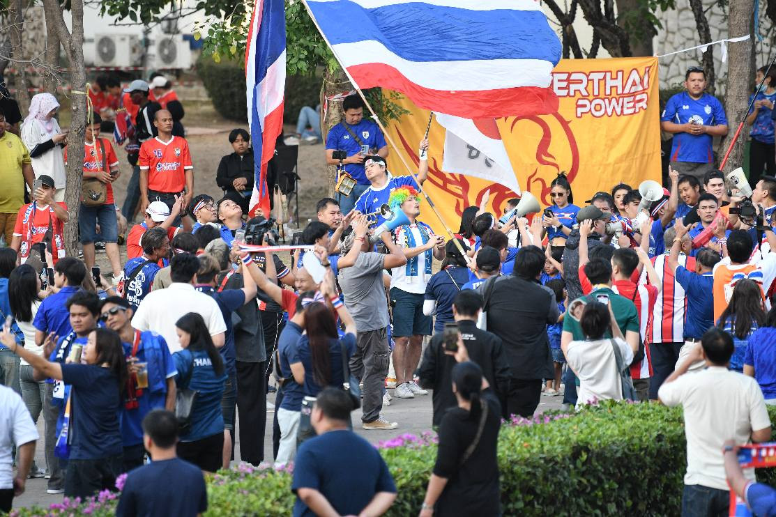 Cổ động viên Thái Lan đến sân cổ vũ đội nhà