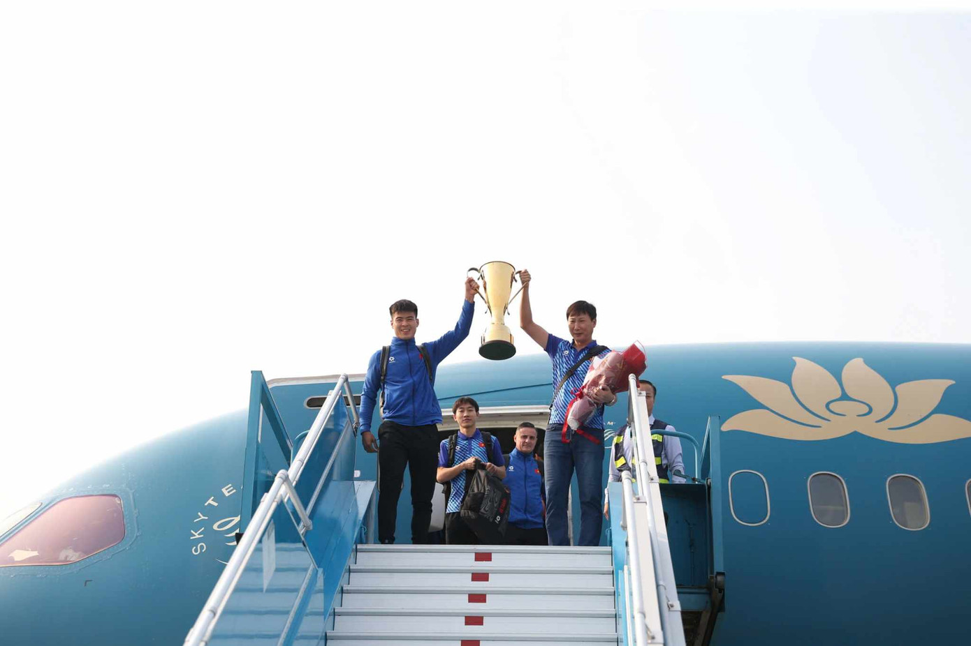 Tuyển Việt Nam ca khúc khải hoàn, người hâm mộ hân hoan chào đón ảnh 12