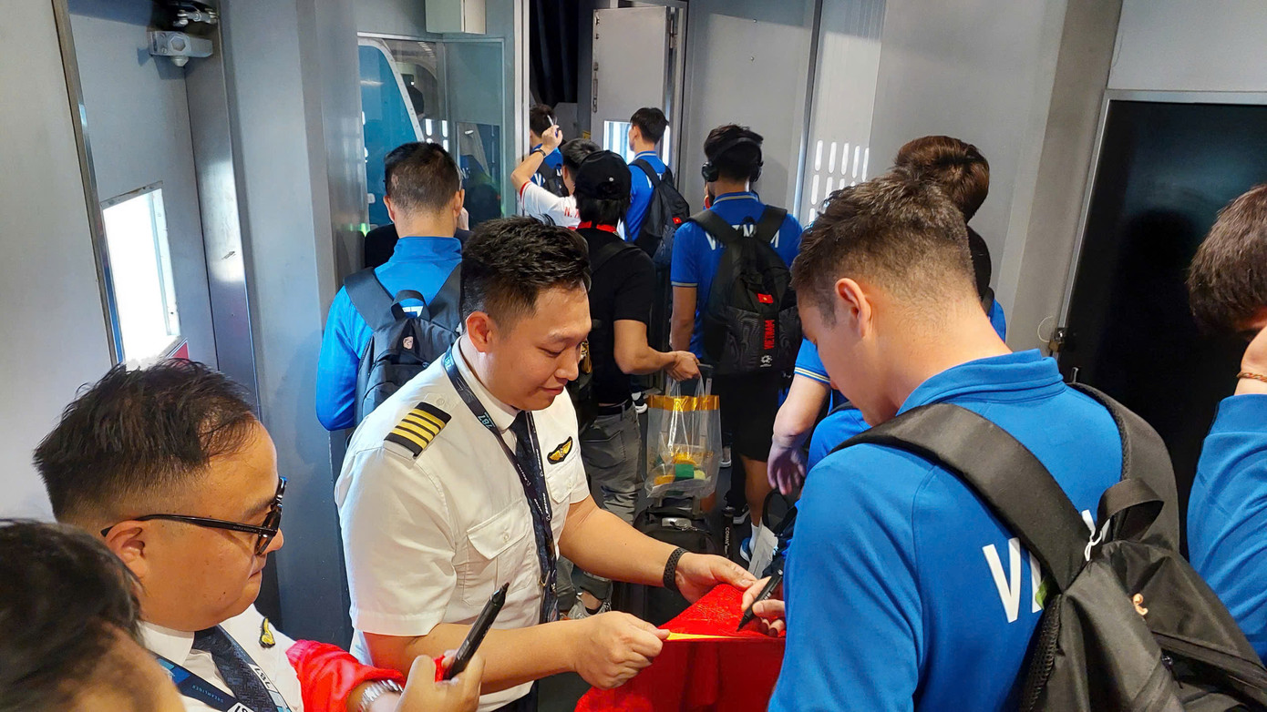 Đội tuyển Việt Nam mang cúp vô địch ASEAN Cup 2024 về tới Hà Nội, Xuân Son được đưa ngay vào bệnh viện ảnh 25