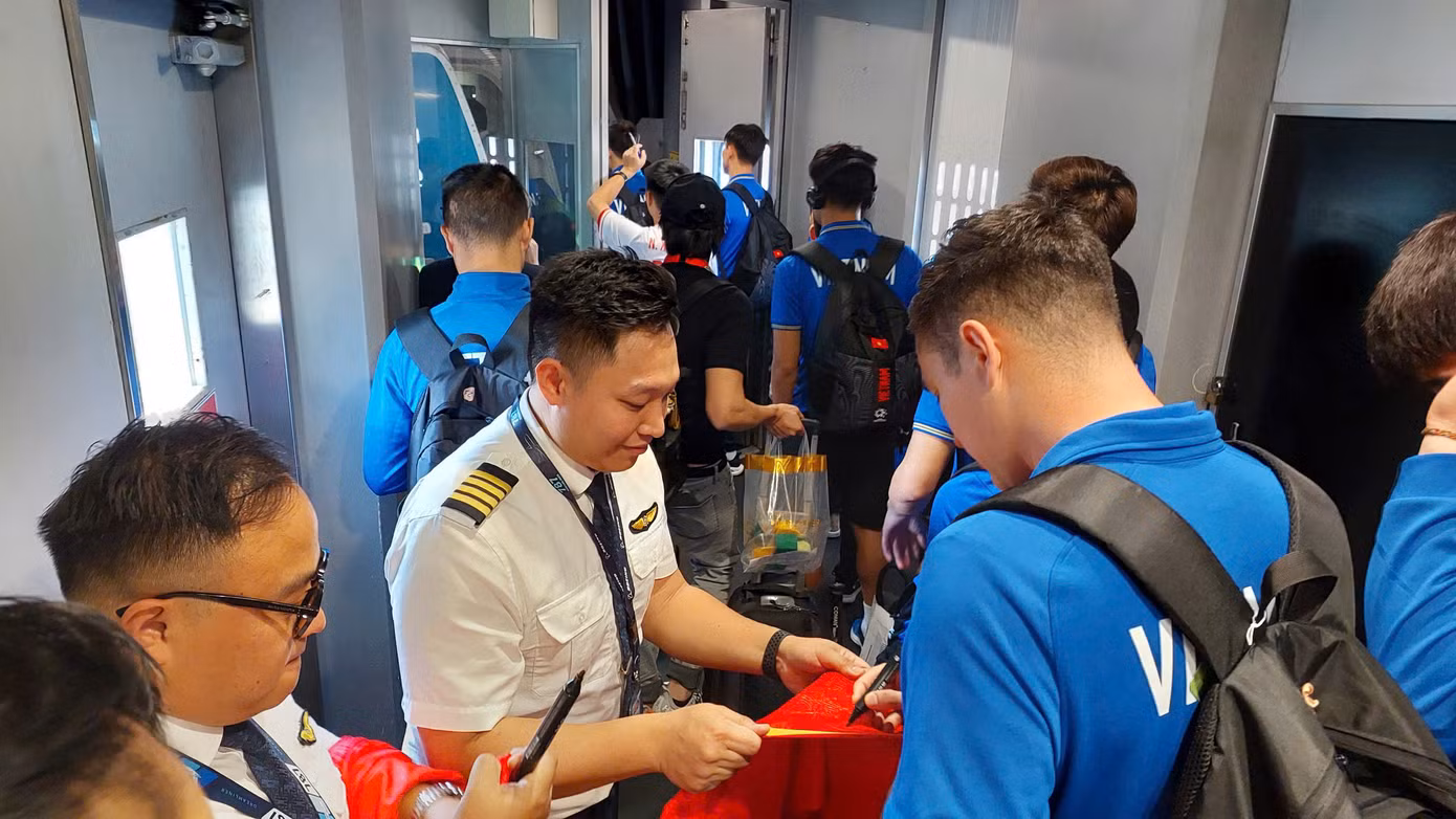 Đội tuyển Việt Nam mang cúp vô địch ASEAN Cup 2024 về tới Hà Nội, Xuân Son được đưa ngay vào bệnh viện ảnh 25 Đội tuyển Việt Nam mang cúp vô địch ASEAN Cup 2024 về tới Hà Nội, Xuân Son được đưa ngay vào bệnh viện ảnh 25