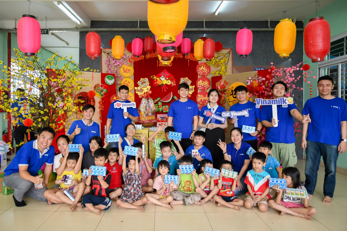 Ngày 21/1/2025, đoàn nhân viên Vinamilk đã đến thăm những em nhỏ kém may mắn tại Làng thiếu niên Thủ Đức và Trung tâm Bảo trợ Trẻ em Tam Bình (TP.HCM). Đây đang là “mái nhà” của hơn 530 trẻ có hoàn cảnh đặc biệt, trong đó có nhiều em được tiếp nhận từ Mái ấm Hoa Hồng. Ngày 21/1/2025, đoàn nhân viên Vinamilk đã đến thăm những em nhỏ kém may mắn tại Làng thiếu niên Thủ Đức và Trung tâm Bảo trợ Trẻ em Tam Bình (TP.HCM). Đây đang là “mái nhà” của hơn 530 trẻ có hoàn cảnh đặc biệt, trong đó có nhiều em được tiếp nhận từ Mái ấm Hoa Hồng.