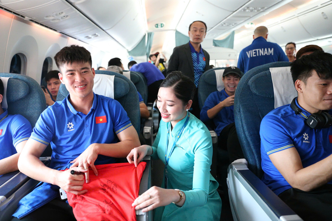 Đội tuyển Việt Nam mang cúp vô địch ASEAN Cup 2024 về tới Hà Nội, Xuân Son được đưa ngay vào bệnh viện ảnh 27