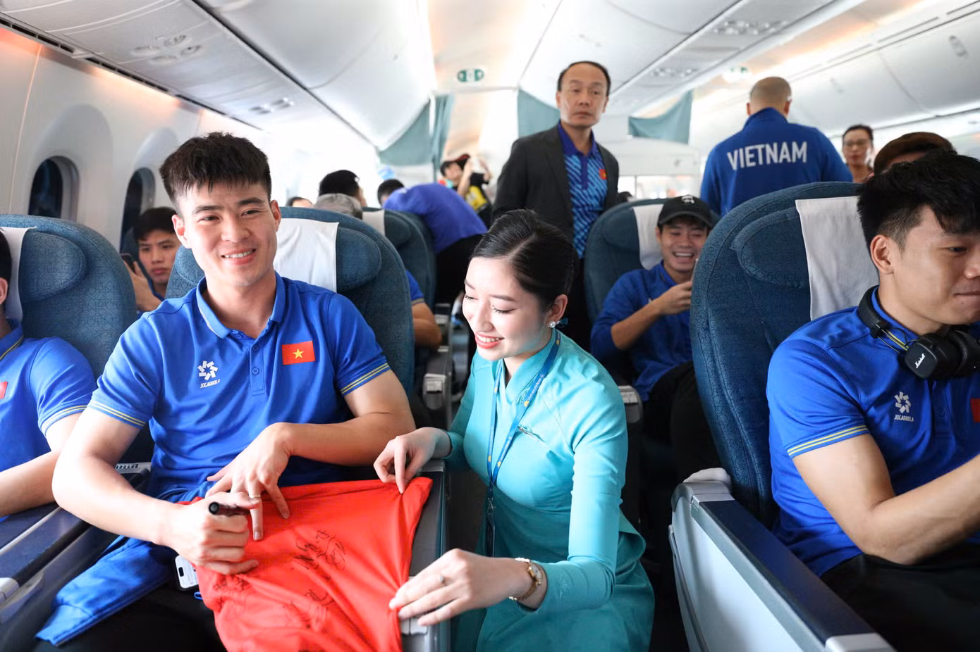 Đội tuyển Việt Nam mang cúp vô địch ASEAN Cup 2024 về tới Hà Nội, Xuân Son được đưa ngay vào bệnh viện ảnh 27 Đội tuyển Việt Nam mang cúp vô địch ASEAN Cup 2024 về tới Hà Nội, Xuân Son được đưa ngay vào bệnh viện ảnh 27