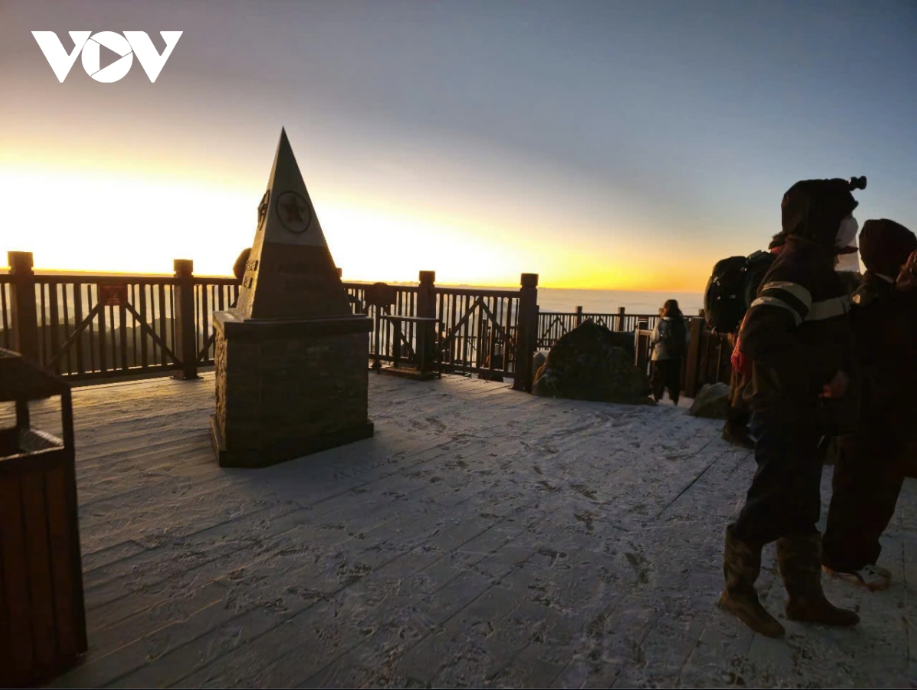 Trong sáng đầu năm 2025, một số du khách nhanh chân đã kịp lên đỉnh Fansipan chiêm ngưỡng vẻ đẹp của sương muối trong nắng sớm trước khi bị ánh mặt trời xua tan