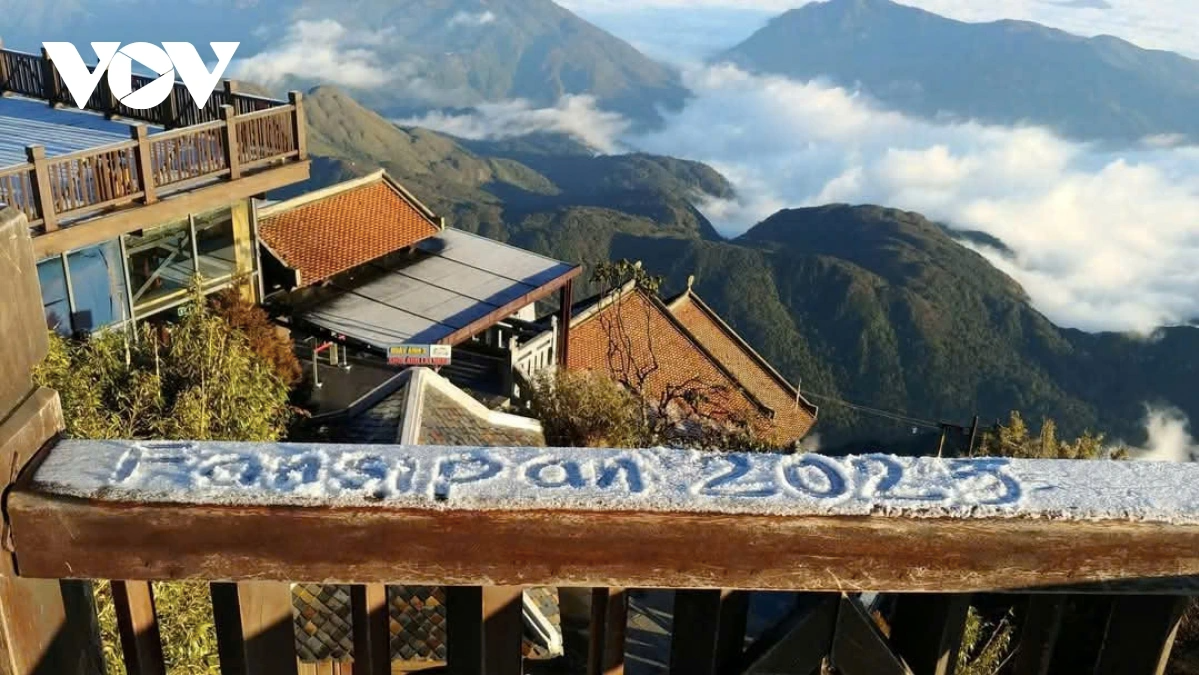 Ngày đầu tiên của năm mới 2025, sương muối xuất hiện phủ trắng đỉnh Fansipan.