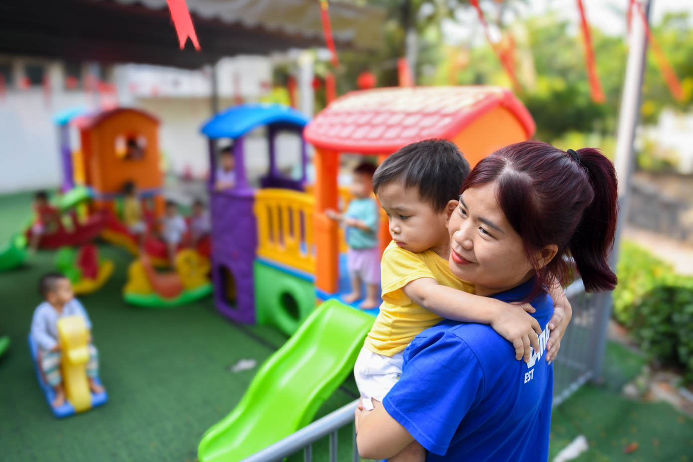 Dù chỉ mới bập bẹ vài tiếng, các bé lớp dưới 3 tuổi cũng không giấu được niềm vui trong không khí đặc biệt của ngày đầu xuân. Những cái ôm siết chặt của các em khi được bế trên tay cũng là điều mỗi nhân viên Vinamilk nhớ nhất sau chuyến đi. Dù chỉ mới bập bẹ vài tiếng, các bé lớp dưới 3 tuổi cũng không giấu được niềm vui trong không khí đặc biệt của ngày đầu xuân. Những cái ôm siết chặt của các em khi được bế trên tay cũng là điều mỗi nhân viên Vinamilk nhớ nhất sau chuyến đi.