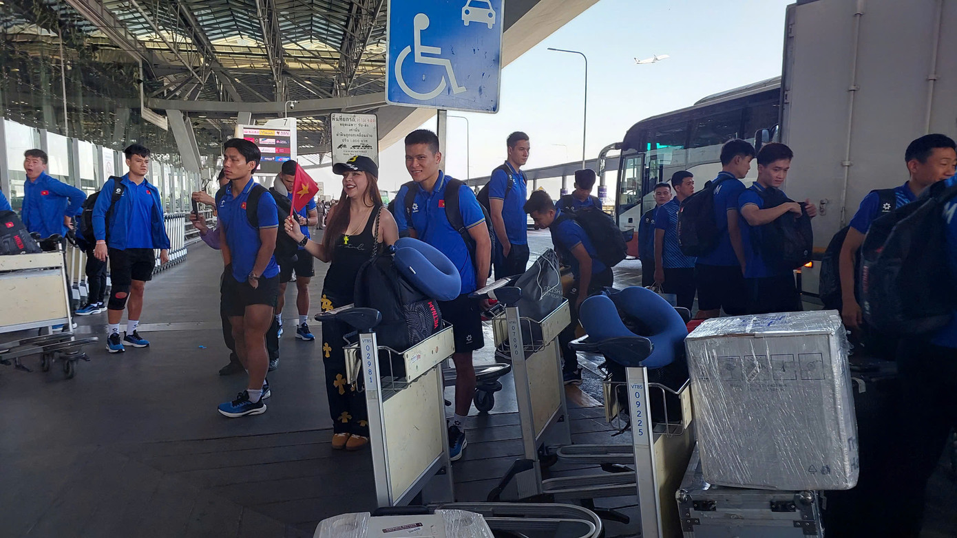 Đội tuyển Việt Nam mang cúp vô địch ASEAN Cup 2024 về tới Hà Nội, Xuân Son được đưa ngay vào bệnh viện ảnh 12