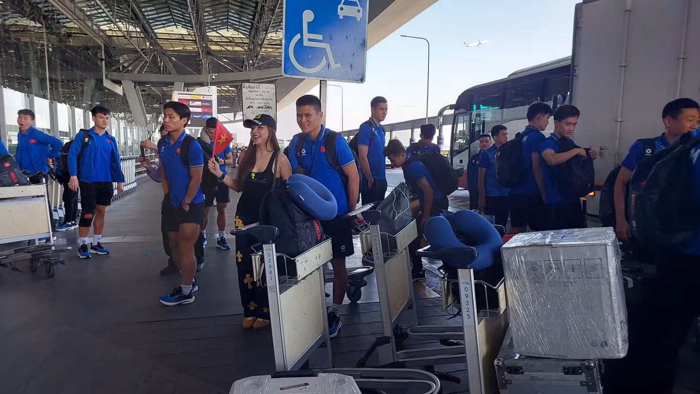 Đội tuyển Việt Nam mang cúp vô địch ASEAN Cup 2024 về tới Hà Nội, Xuân Son được đưa ngay vào bệnh viện ảnh 12 Đội tuyển Việt Nam mang cúp vô địch ASEAN Cup 2024 về tới Hà Nội, Xuân Son được đưa ngay vào bệnh viện ảnh 12