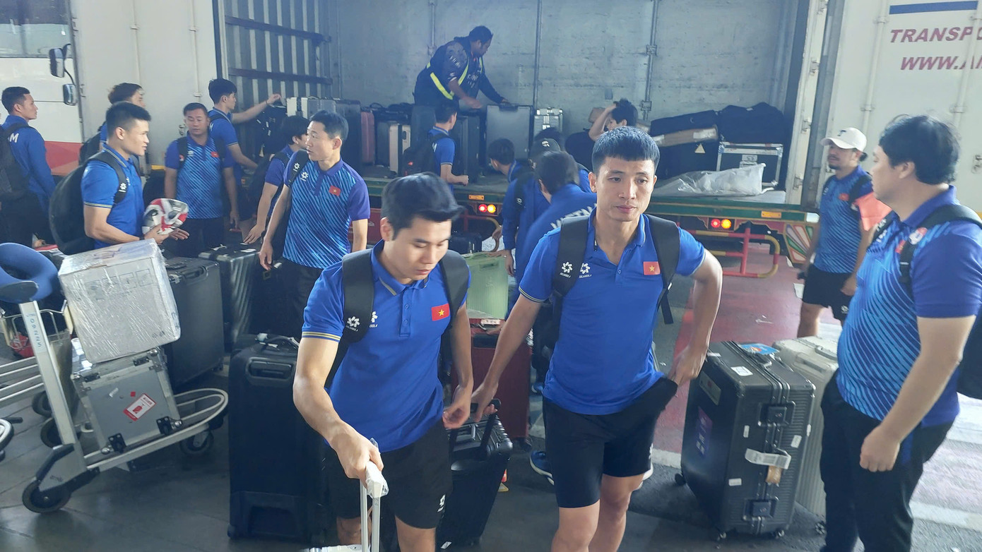 Đội tuyển Việt Nam mang cúp vô địch ASEAN Cup 2024 về tới Hà Nội, Xuân Son được đưa ngay vào bệnh viện ảnh 10