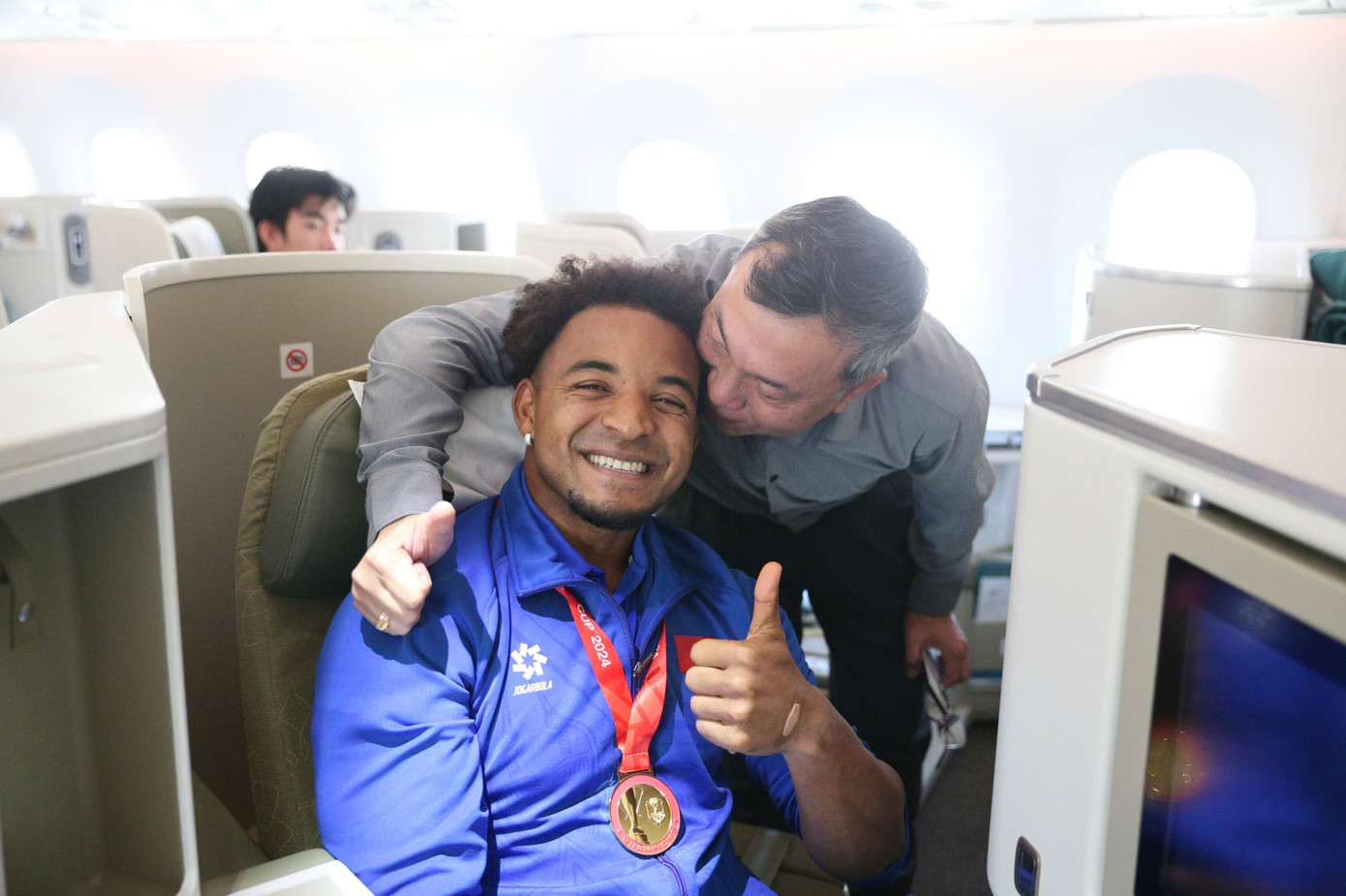 Đội tuyển Việt Nam mang cúp vô địch ASEAN Cup 2024 về tới Hà Nội, Xuân Son được đưa ngay vào bệnh viện ảnh 26