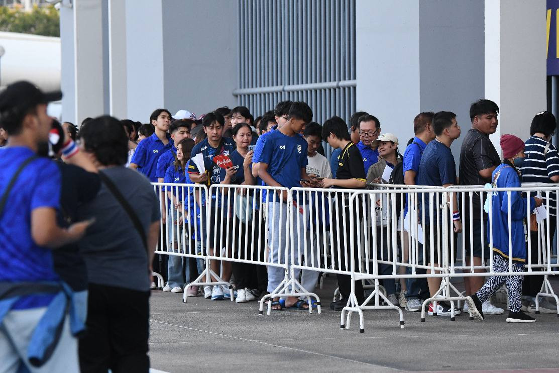 Cổ động viên Thái Lan xếp hàng dài nối đuôi nhau vào sân.