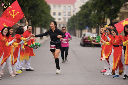 Dọc theo đường chạy, các vận động viên luôn có sự đồng hành của người dân, các trạm tiếp sức