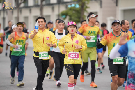 Các vận động viên luôn sẵn sàng hỗ trợ, tiếp sức cho nhau trên hành trình chinh phục cự ly half marathon