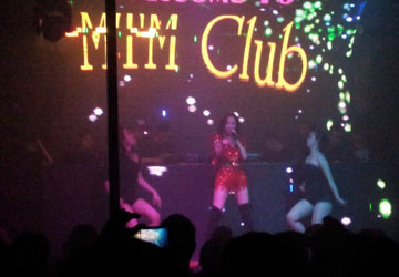 Một tiết mục nhạc sống trong quán MTM. Ảnh: DĐ