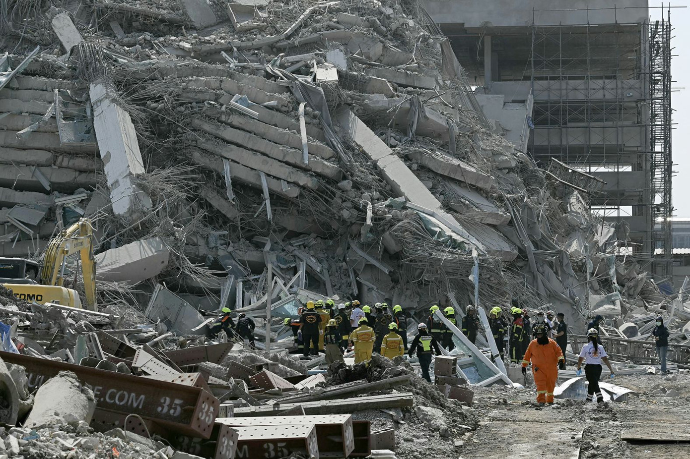 Các đội cứu hộ làm việc tại hiện trường tòa nhà bị sập ở Bangkok (Thái Lan) do ảnh hưởng từ trận động đất của Myanmar. Hiện tại có ít nhất 3 người được xác nhận thiệt mạng và nhiều người đang bị mắc kẹt sau vụ việc. Ảnh: Getty.