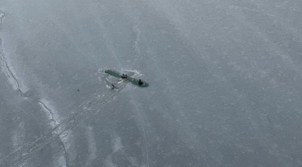Phần lớn máy bay đã chìm trong hồ băng nhưng chỉ có cánh và phần trên của bánh lái nhô lên khỏi băng và nước nên giúp 3 người sống sót ngoạn mục. Ảnh: AP.