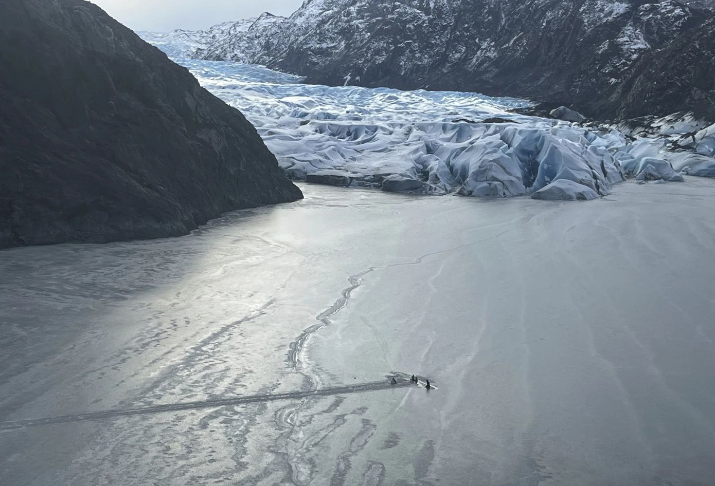 3 người sống sót kỳ diệu sau khi máy bay bị rơi xuống hồ băng nguy hiểm ở Alaska. Ảnh: AP.