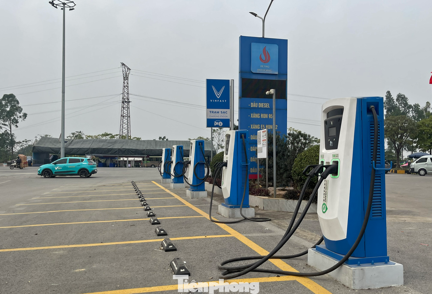 Sẽ xây dựng tiêu chuẩn riêng cho hệ thống trạm sạc điện tại các trạm dừng nghỉ, bến xe và các khu đô thị nhằm rút ngắn thời gian sạc. Ảnh: Lộc Liên.