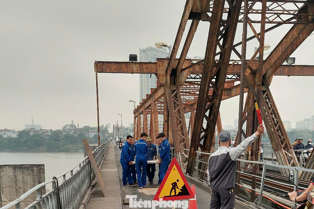 Mặc dù thường xuyên được bảo dưỡng và sửa chữa nhỏ, nhưng vẫn còn nhiều vị trí trên cầu Long Biên tiềm ẩn nguy cơ mất an toàn. Mặc dù thường xuyên được bảo dưỡng và sửa chữa nhỏ, nhưng vẫn còn nhiều vị trí trên cầu Long Biên tiềm ẩn nguy cơ mất an toàn.