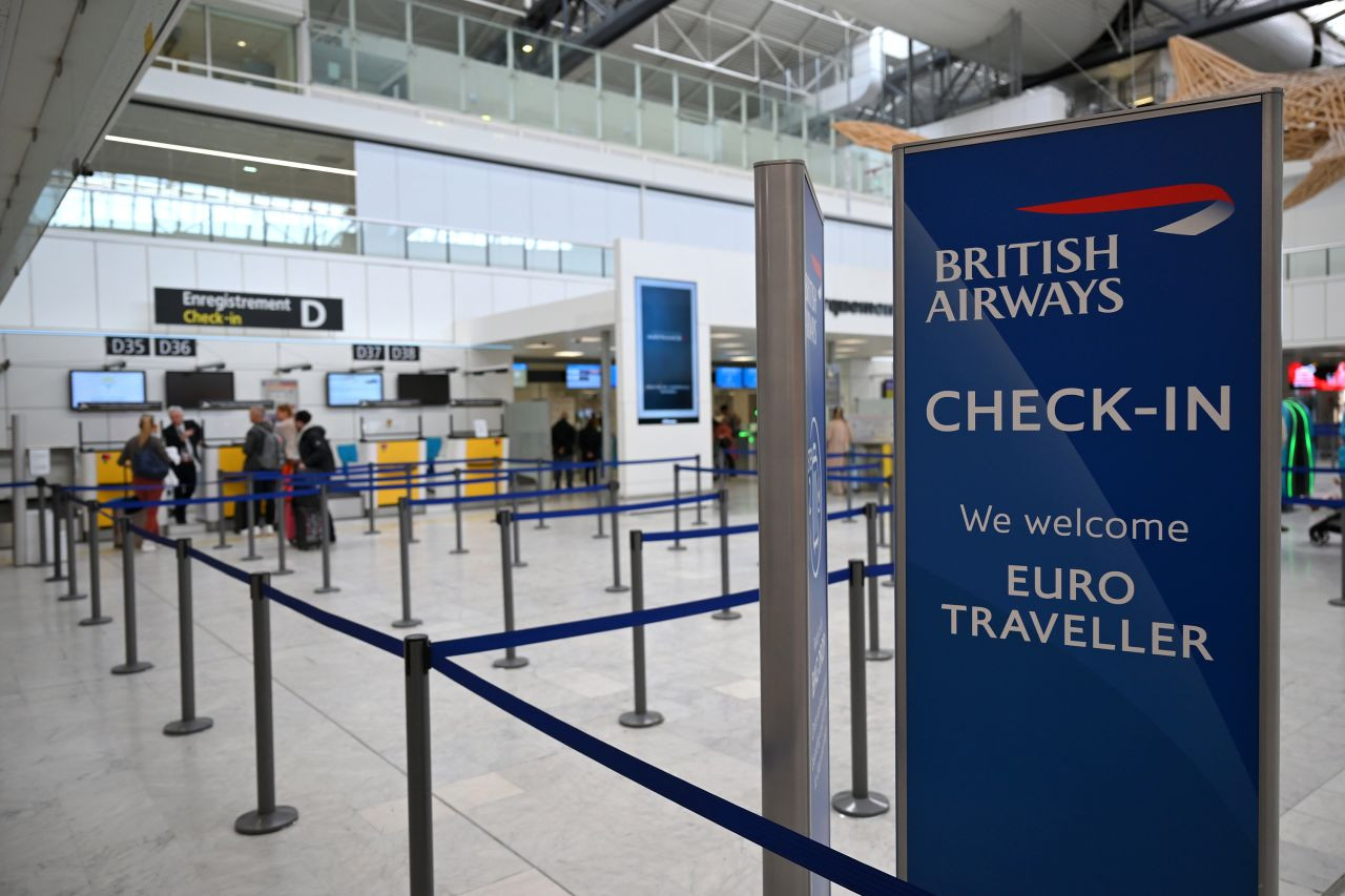 Theo cập nhật mới nhất của AP, hiện tại đèn bên trong tòa chính của nhà ga số 4 tại sân bay Heathrow đã được bật lại, các thang máy trong bãi đậu xe của nhà ga số 4 cũng đã hoạt động trở lại. Tuy nhiên, đây chỉ là khôi phục điện tạm thời cho một số khu vực nên hành khách vẫn được khuyến cáo không đến sân bay lúc này. Ảnh: Getty.